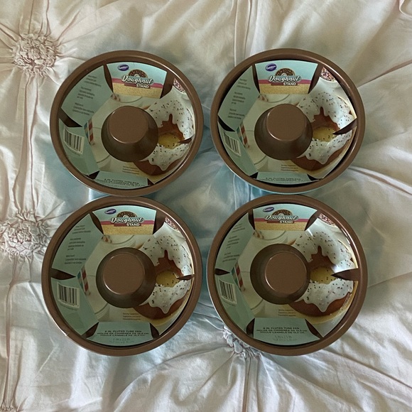 NWT Set of 4 Wilton Doughnut Fluted Tube Pans